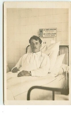 Carte-Photo - Guerre 14-18 - Militaire alité dans un lit fondé et entret - 19428 - Photo 1/2