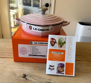 Le Creuset Shallow Heart Cocotte with Heart Knob 1.25 qt Shell Pink NEW - Picture 1 of 10
