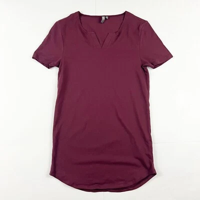 Camisa larga talla pequeña con cuello en V borgoña talla pequeña de ASOS para hombre Foto 1 de 4