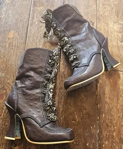 Irregular Choice Botines Altos de Cuero Texturizado Negros, Reino Unido s.6, Cremallera, Tacón de Carrete - Imagen 1 de 13