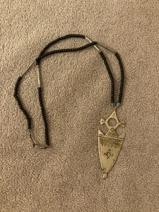 Handarbeit? Halskette mit schwarzen Perlen & Pfeilspitze Typ Metall Anhänger - Bild 1 von 7