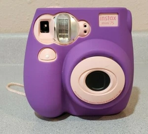 Cámara instantánea Fujifilm Instax Mini 7S rosa con cubierta de silicona púrpura y película - Imagen 1 de 6