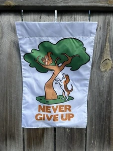 Bandera de jardín perro nunca te rindas perro ardilla árbol 12x18 colorido motivación - Imagen 1 de 2
