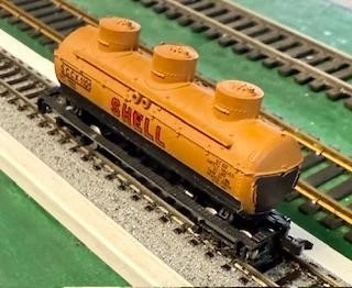 N Scale Atlas Shell 3-dome car with Kato knuckle couplers - Image 1 of 1
