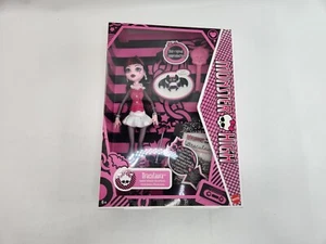 Bambola Monster High Draculaura HGC29 nuova con mazza + supporto - Foto 1 di 11