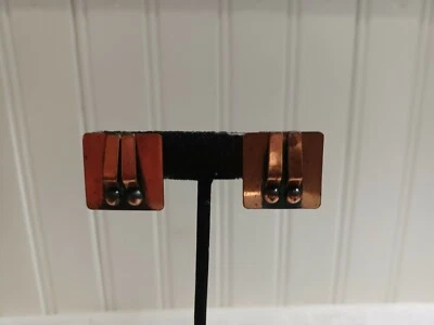Pendientes de clip cuadrados modernistas vintage con cuentas y barra de cobre macizo en relieve  Foto 1 de 3