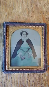 1850'S ANTIQUE TINTED AMBROTYPE PHOTOGRAPH - PRETTY WOMAN FLOWERS - SIXTH PLATE - Foto 1 di 7