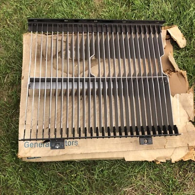 Oldsmobile Delta 88 1973 sección de parrilla izquierda en caja nos GM  Foto 1 de 4