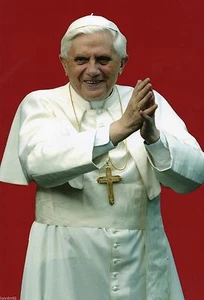 SANTINO CALAMITA IN PVC RIGIDO PAPA BENEDETTO XVI 16° MAGNETE JOSEPH RATZINGER - Picture 1 of 3
