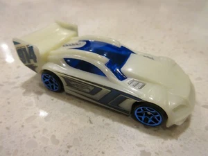 Coche de carreras de juguete 1:64 exclusivo Hot Wheels Time Tracker Glow in the Dark 2025 - Imagen 1 de 5