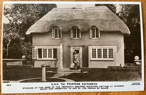 PRINTED POSTCARD HRH PRINCESS ELIZABETH AT MINIATURE COTTAGE AT WINDSOR - Picture 1 of 1