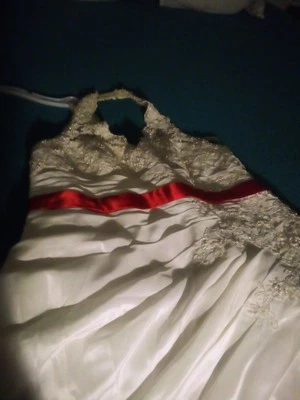 Красное и белое свадебное платье от David's Bridal - Изображение 1 из 2