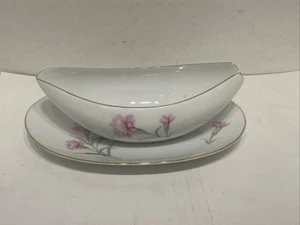 VINTAGE ROYAL COURT CARNATION FINE CHINA JAPAN GRAVY BOAT & UNDERPLATE - Picture 1 of 4