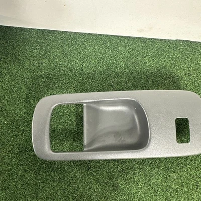 1995 - 2000 雷克萨斯 LS400 右前门把手挡板 6927750060 原始设备制造商 — 第 1/4 张图片