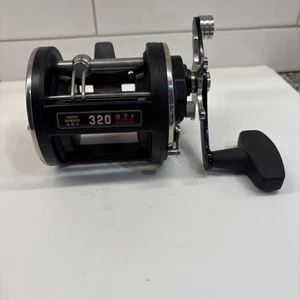 Penn High Speed 4.5:1 - 1980s - Vintage - 320 GTi Graphite Reel 2 Ball Bearings - Picture 1 of 9