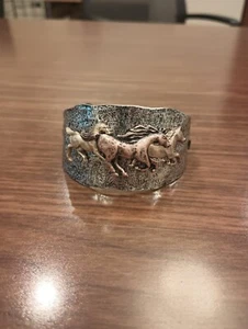 TRI COLORED WESTERN RUNNING MUSTANG/STALLION CUFF BRACELET W LEATHER PULL CLASP - Picture 1 of 3