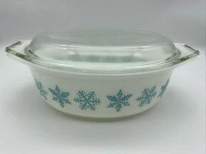 Pyrex Snowflake Turquoise on White 1.5 Qt Casserole Dish w/ Clear Lid 1950s Vtg - Picture 1 of 7