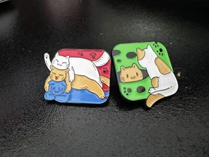 DOS pines de metal pintados a mano para gatos/alfileres para gatos/regalos para amantes del gato - Imagen 1 de 3