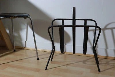 Porte-revues attribué à Jacques Adnet en fer forgé et cuir des années 1940 - Photo 1/4