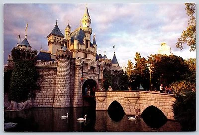 Postal continental Cisnes en el foso en el castillo de Cenicienta Walt Disneyland Foto 1 de 2