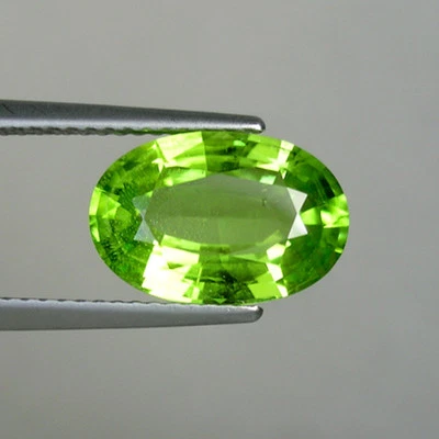 3.83 ct -  LUSTROUS - BEST GREEN  BURMESE   NATURAL PERIDOT  Oval   22113  6C - Image 1 of 2