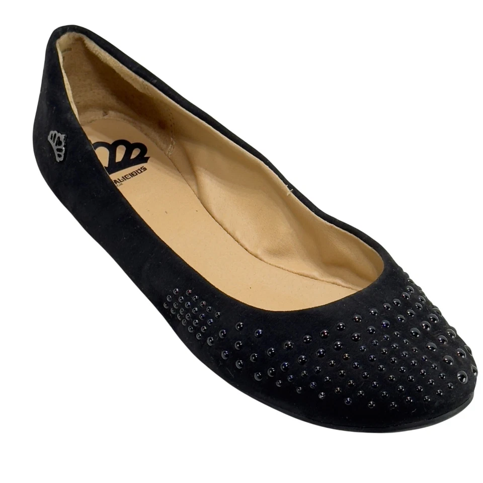 Pisos planos de ballet de gamuza negros con estrás tachonados en la parte superior de Fergie Foto 1 de 4