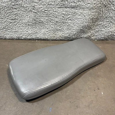 2000 - 2005 凯迪拉克 Deville 中控台盖灰色皮革长凳扶手原始设备制造商 — 第 1/4 张图片