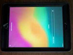 Apple iPad 6th Gen A1893 32GB, Space Gray, 9.7" WiFi Bundled OtterBox Case - Zdjęcie 1 z 4