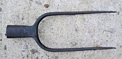 Outil ancien grande fourche à 2 dents en fer forgé - Photo 1/2