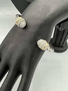 Silberfarbenes geflochtenes Manschettenarmband mit offenen Enden und CZ Steinen an den Enden. - Bild 1 von 9