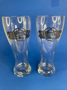 Lotto di 2 Bicchieri Birra Bubba Gump Shrimp Co Bicchiere - Foto 1 di 2