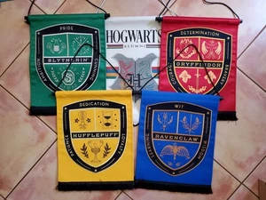Harry Potter COMPLETE Hogwarts + 4 House Wall Banners by Universal Studios - Picture 1 of 11
