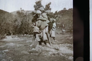 ALGERIE KABYLIE PASSAGE D'UNE RIVIERE PHOTO PLAQUE DE VERRE MOLTENI - Picture 1 of 1