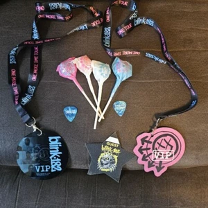 Blink 182 2024 Tour VIP BUNDLE: set token plettro chitarra passa lecca-lecca RARO!! - Foto 1 di 6