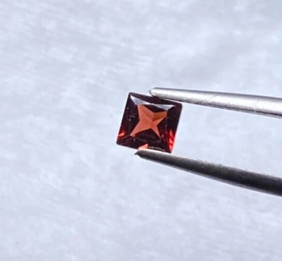 GRANATE ROJO, CORTE PRINCESA, 5 X 5 MM, 0,80 CTS, MOZAMBIQUE, VVS/VS, SIN TRATAR Foto 1 de 4