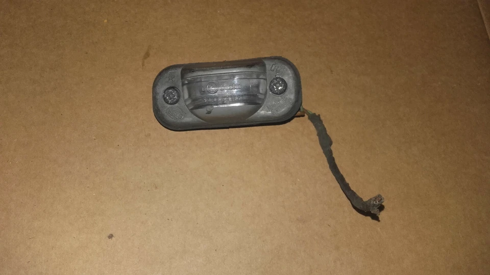 Audi 80 90 100 eclairage plaque HELLA 0022898  - Photo 1/3