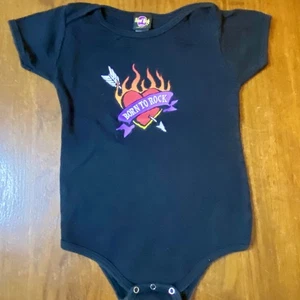 Hard Rock Baby Größe 12-18 Monate "Born to Rock" Unisex Druckknopfverschluss schwarz Baby - Bild 1 von 5