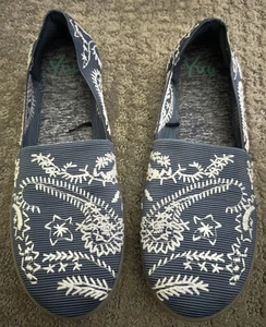 Yuu Shoes VGUC Sz 8.5 M Krishna Blue/White Embroidered Slip On Comfort Shoes - Picture 1 of 9