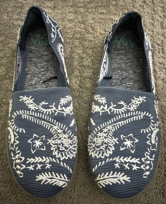Zapatos Yuu en muy buen estado talla 8,5 M Krishna azul/blanco bordados zapatos cómodos sin cordones Foto 1 de 4
