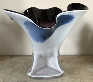 "Florero de vidrio artístico Vulcan Free Form púrpura, azul y blanco Polonia 11""" - Imagen 1 de 9