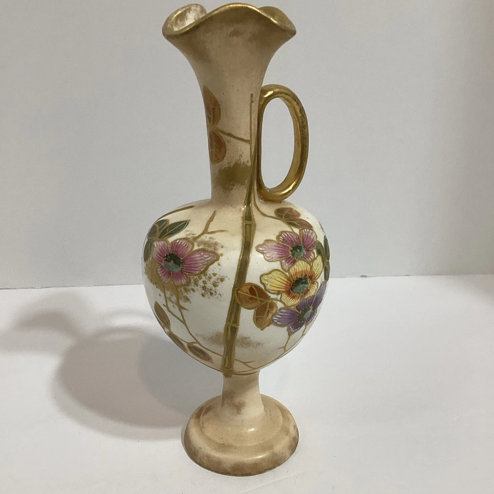 "Urna Royal Bonn 8"" dorada pintada a mano, alrededor de 1875-1890" Foto 1 de 4