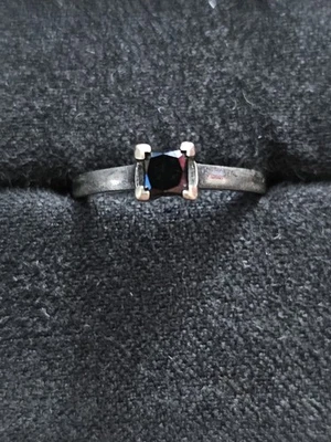 Кольцо с одним бриллиантом белое золото 10 карат - Изображение 1 из 4