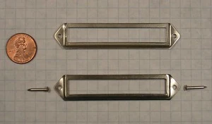 KARTENHALTER, GESTANZTER STAHL, SATINIERT VERNICKELT, 2-7/16" x 1/2" KARTE, MIT NÄGELN - Bild 1 von 1