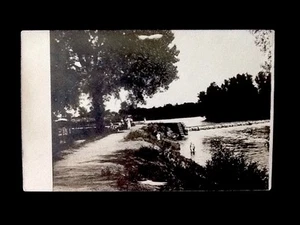 RPPC - um 1910 Bachseite Baden, Flussdamm, Schwimmen Vintage Echtfoto Postkarte - Bild 1 von 2