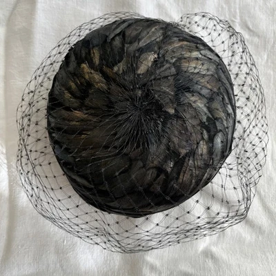 Sombrero pastillero vintage emplumado con red Foto 1 de 4