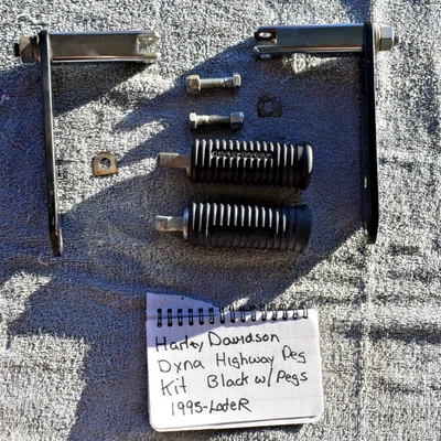 Harley Davidson DYNA FXDL Highway Pegs 黑色带库存钉 1995 年以后 — 第 1/4 张图片