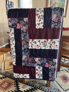 Log Cabin Pattern, Lightweight Quilt Size 87" X 88" - Picture 1 of 12