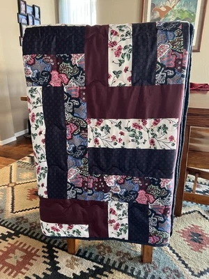 Log Cabin Pattern, Lightweight Quilt Size 87" X 88" - Image 1 of 4