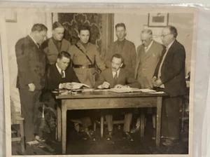 Foto de prensa original de 1928 Claude H. Priddy lectura de cargos por matar esposa 2 hijos - Imagen 1 de 4