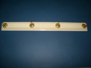 APPENDI TUTTO BIANCO N.4 GANCI OTTONE MASSELLO E LEGNO MASSELLO - Foto 1 di 4